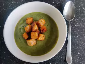 Zucchinicremesuppe mit hausgemachten Croutons