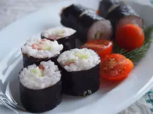 Sushi mit Lachs, Gurke und Frischkäse