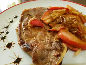 Schweinesteaks mit Äpfeln und Zwiebeln