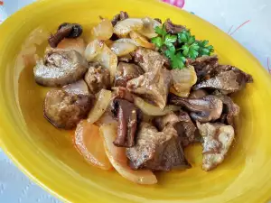 Schweineherzen mit Champignons und Zwiebel