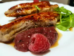 Zartes Schweinefleisch mit Himbeersoße