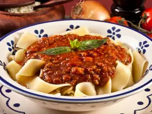 Klassische Tagliatelle Bolognese