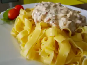 Tagliatelle mit karamellisierten Zwiebeln, Prosciutto und Sahne