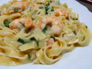 Tagliatelle mit Lachs und Garnelen