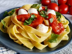 Tagliatelle mit Kirschtomaten und Mozzarella