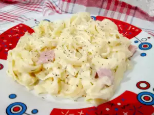 Tagliatelle mit köstlicher weißen Soße