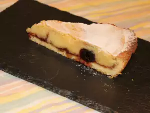 Obsttarte mit Konditorcreme und Sauerkirschen