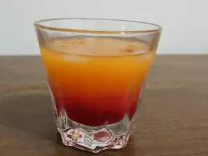 Tequila Sunrise mit selbstgemachter Grenadine