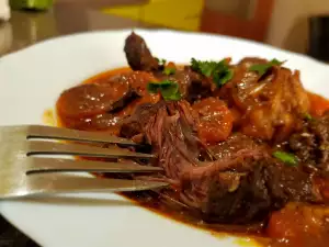 Kalbsbäckchen mit Weinsoße und Karotten