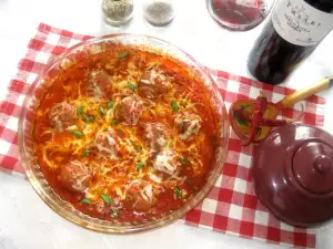 Überbackene Rindfleischbällchen in Marinara Soße