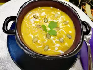 Kürbiscremesuppe mit Knoblauch und Kurkuma