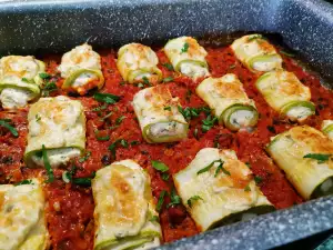 Zucchiniröllchen in duftender Tomatensoße