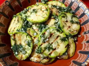 Zucchini mit Butter in der Pfanne