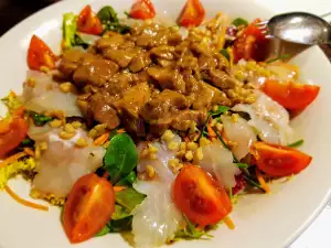 Warmer Salat mit Pilzen und geräuchertem Kabeljau