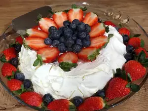 Pavlova Torte mit Erdbeeren und Heidelbeeren