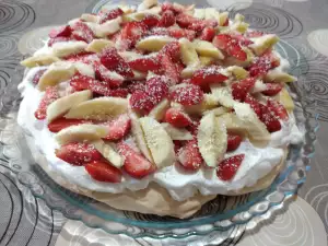 Baiser Torte Pavlova mit Erdbeeren und Bananen