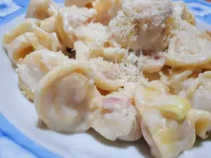 Tortellini mit Speck und Sahnesoße