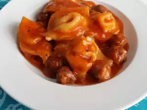 Italienische Tortellini mit Fleischbällchen