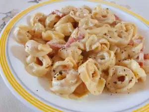 Tortellini mit Speck und Sahne