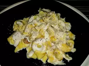 Tortellini mit Sahnesoße und Käse