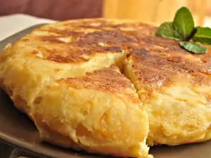 Spanische Tortilla mit Kartoffeln, Eiern und Zwiebel