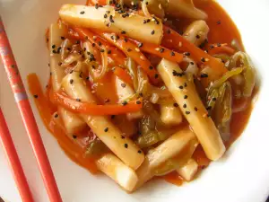 Vegetarisches Tteokbokki mit Süß-Saurer-Soße