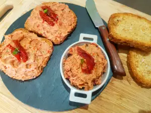 Paste aus Thunfisch, Mandeln und getrockneten Tomaten