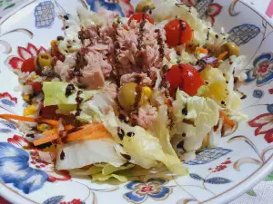 Eisbergsalat mit Thunfisch und Quinoa