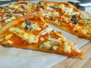 Dünne Pizza mit Mozzarella, Ricotta und Zucchini