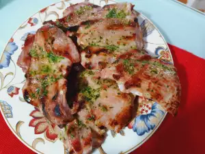 Putensteaks mit Knoblauch in der Grillpfanne