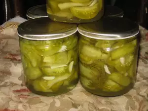 Eingelegte grüne Tomaten mit Knoblauch