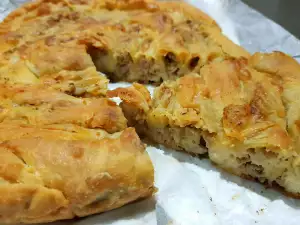 Türkische Banitsa Bürek mit Hackfleisch