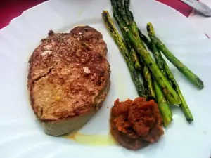 Rindersteaks mit Barbecue Sauce und grünem Spargel