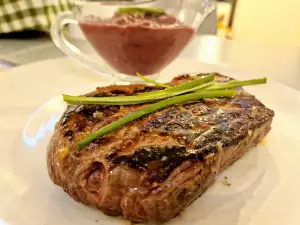 Rindersteak mit roter Zwiebelsoße und Wein