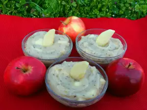 Vegane Grießcremes mit Chiasamen und Apfel