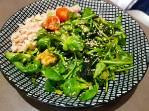 Salat mit japanischen Wakame Algen