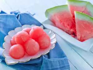 Wie man einfach Melonen- oder Wassermeloneneis zubereitet