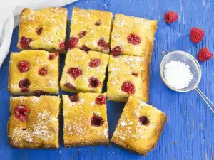 Brownies mit weißer Schokolade und Himbeeren