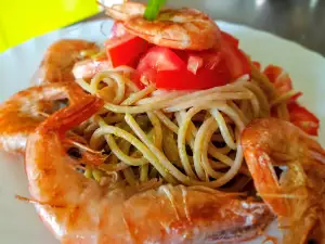 Vollkornpasta mit Tomaten und Garnelen