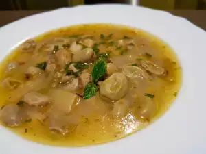 Fasteneintopf mit Ackerbohne, frischem Knoblauch, Thymian und Minze