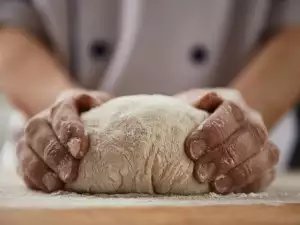 Was passiert, wenn man den Teig auf den Tisch schlägt?