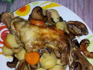 Kaninchen mit Kartoffeln und Pilzen