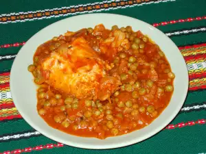 Kaninchen mit Erbsen und Tomaten