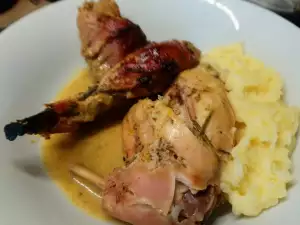 Kaninchen mit Curry und Zwiebeln