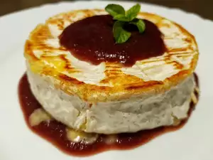 Gebratener Camembert mit Granatapfelsoße