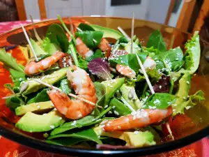 Grüner Salat mit Garnelen, Basilikum und Avocado