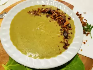 Brennnesselcremesuppe mit Gartenmelde, Blumenkohl und knusprigem Granola