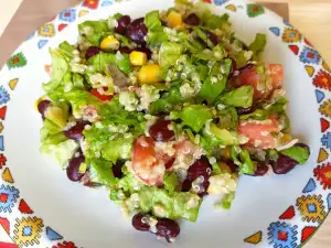 Grüner Salat mit Quinoa und Mais