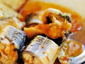 Aal mit Tomatenpüree und Knoblauch