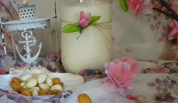 Hausgemachte Mandelmilch